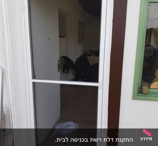 דלת אלומיניום לבנה עם זכוכית כהה
